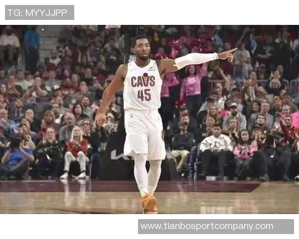 米切尔短暂出战18分钟表现平平贡献7分1板2助2断展现潜力 米切尔短暂出战18分钟表现平平贡献7分1板2助2断展现潜力