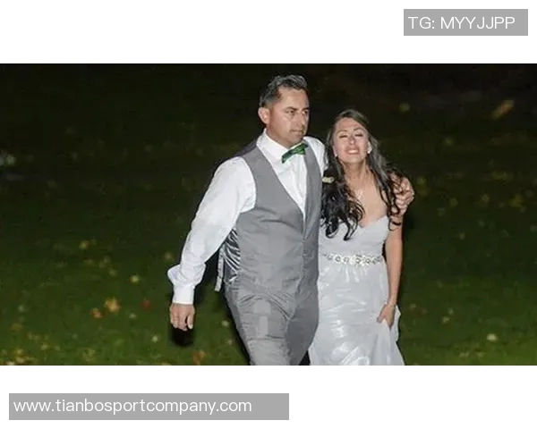 罗马诺与菲米亲密合影赞其场上表现与场下魅力并存