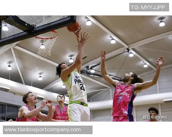 追梦格林赛后穿保护靴离开球馆伤势引发球迷担忧