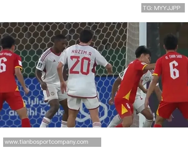 约旦门将挥拳庆祝却愣在原地目睹皮球意外入网的瞬间