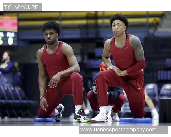 夸梅质疑布朗尼场上表现称心脏恢复但跑位意识存疑 夸梅质疑布朗尼场上表现称心脏恢复但跑位意识存疑