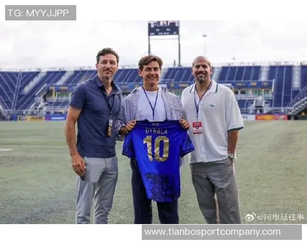 马特拉齐社交媒体分享帕雷德斯与迪巴拉签名球衣珍藏品